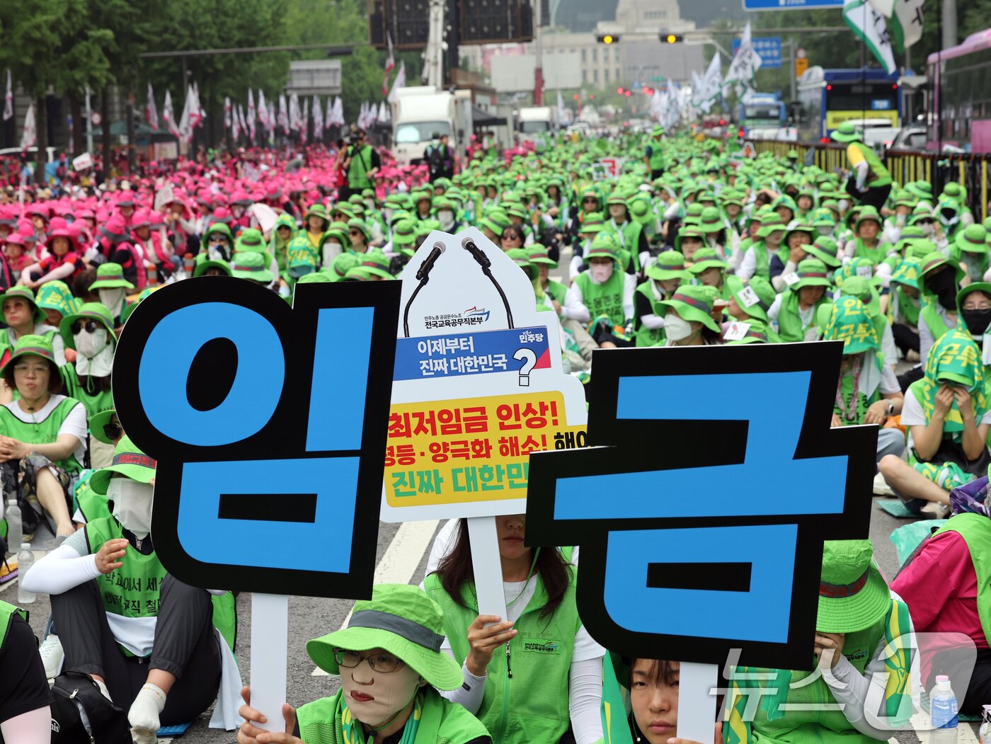 본문 이미지 - 민주노총 조합원들이 28일 오후 서울 중구 숭례문 인근에서 &#39;최저임금 인상·노동기본권 쟁취 결의대회&#39;를 진행하고 있다. 2025.6.28/뉴스1 ⓒ News1 황기선 기자