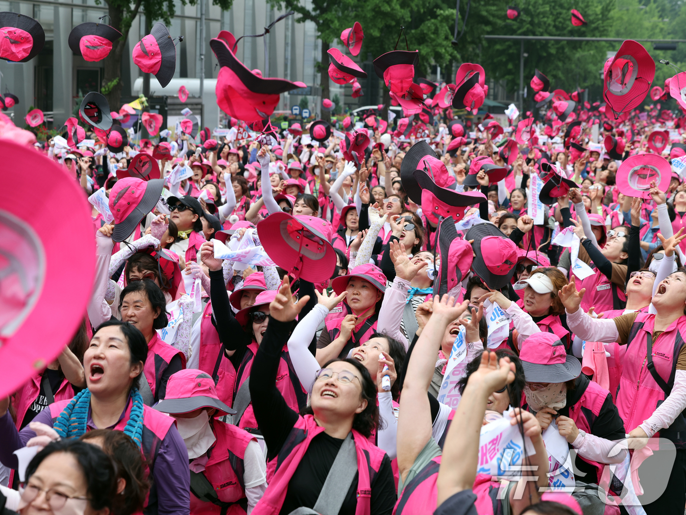 (서울=뉴스1) 황기선 기자 = 민주노총 서비스연맹 전국학교비정규직노동조합(학비노조) 조합원들이 28일 오후 서울 중구 숭례문 인근에서 최저임금 인상을 촉구하며 모자를 던지고 있다 …
