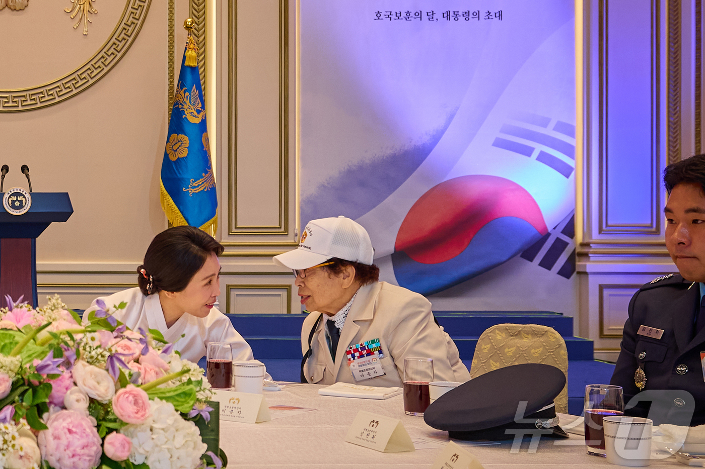 (서울=뉴스1) 이재명 기자 = 이재명 대통령의 부인 김혜경 여사가 지난 27일 청와대 영빈관에서 열린 '호국보훈의 달, 대통령의 초대' 행사에서 대화를 나누고 있다. (이재명 대 …