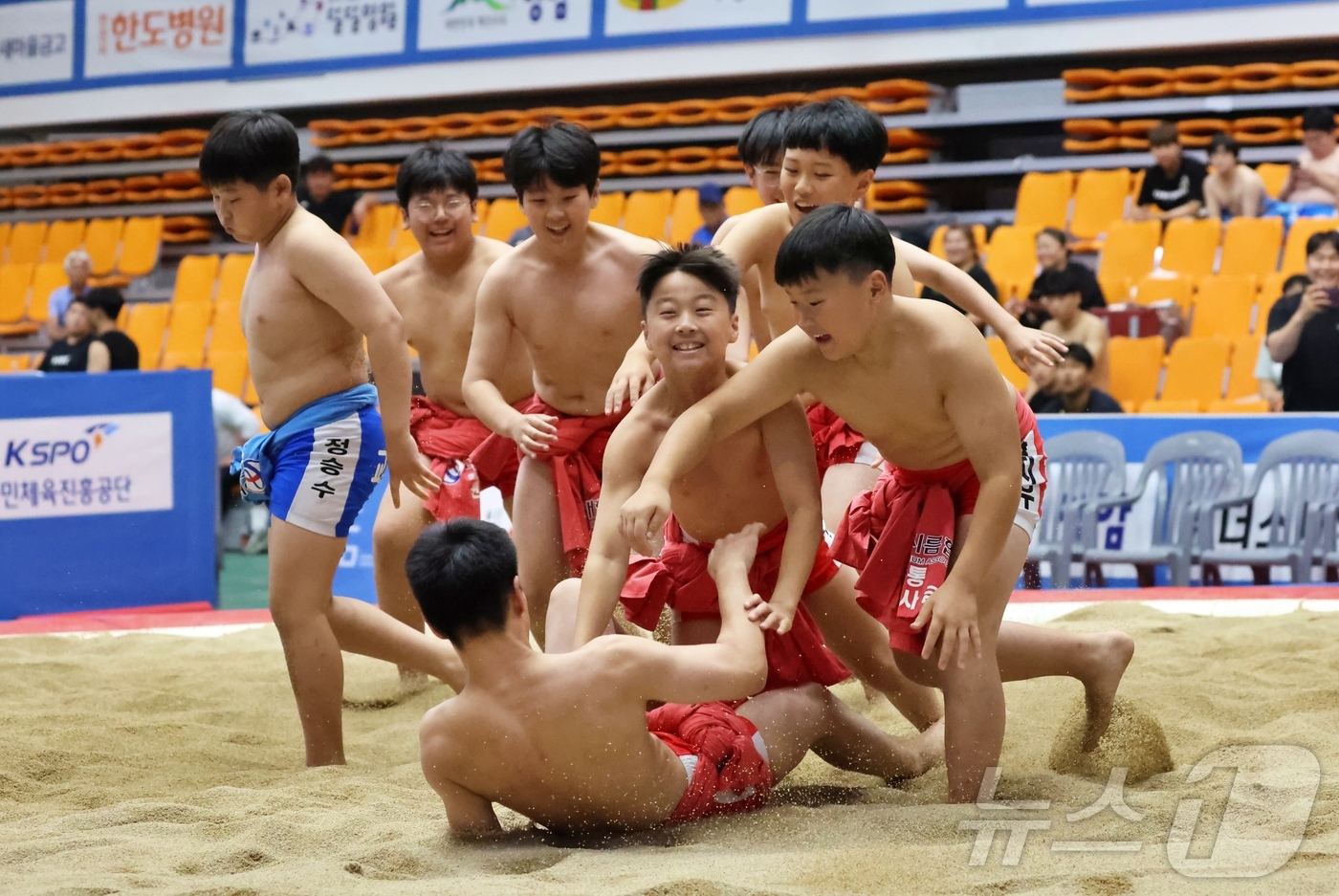 (서울=뉴스1) = 28일 충청북도 제천시 제천체육관에서 열린 ‘제79회 전국씨름선수권대회' 초등학교부 단체전 우승을 차지한 강원 원통초등학교 선수들이 우승을 확정한 후 함께 기뻐 …