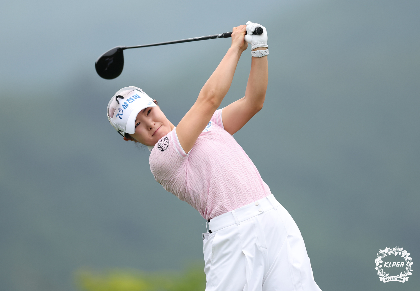 (서울=뉴스1) = 고지우가 28일 강원도 용평 버치힐CC에서 열린 '맥콜 모나 용평 오픈 Wih SBSGolf' 2라운드 1번 홀에서 티샷을 하고 있다. (KLPGA 제공. 재판 …