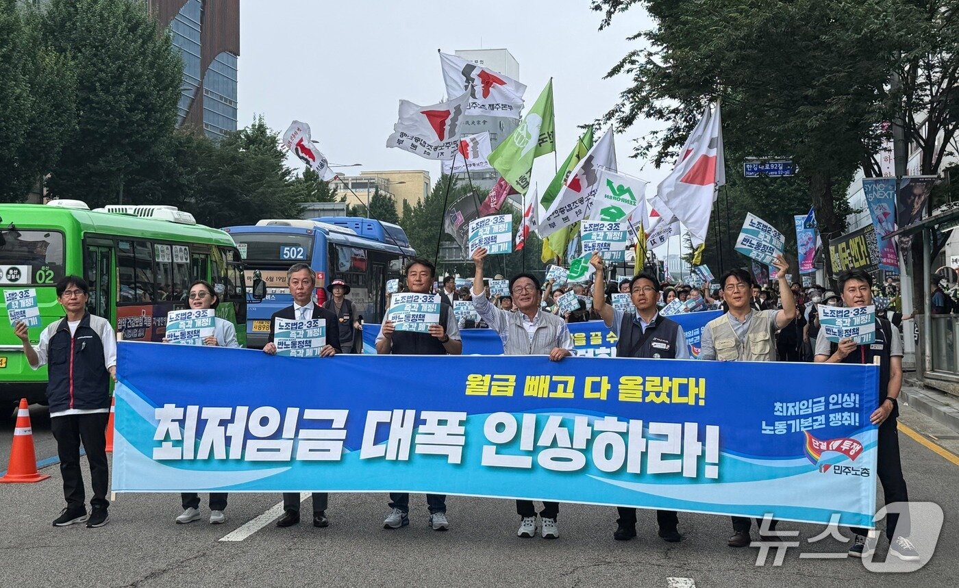 본문 이미지 - 28일 오후 4시 40분쯤 전국민주노동조합총연맹(민주노총)이 서울 중구 숭례문 앞 세종대로에서 집회를 마치고 대통령실이 있는 용산까지 행진하고 있다. 2025.6.28/뉴스1 권준언 기자