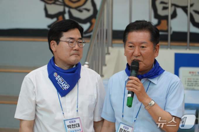 본문 이미지 - 2회 민주대동제에 참석한 박찬대, 정청래(충북민사모 제공. 재판매 및 DB금지)./뉴스1