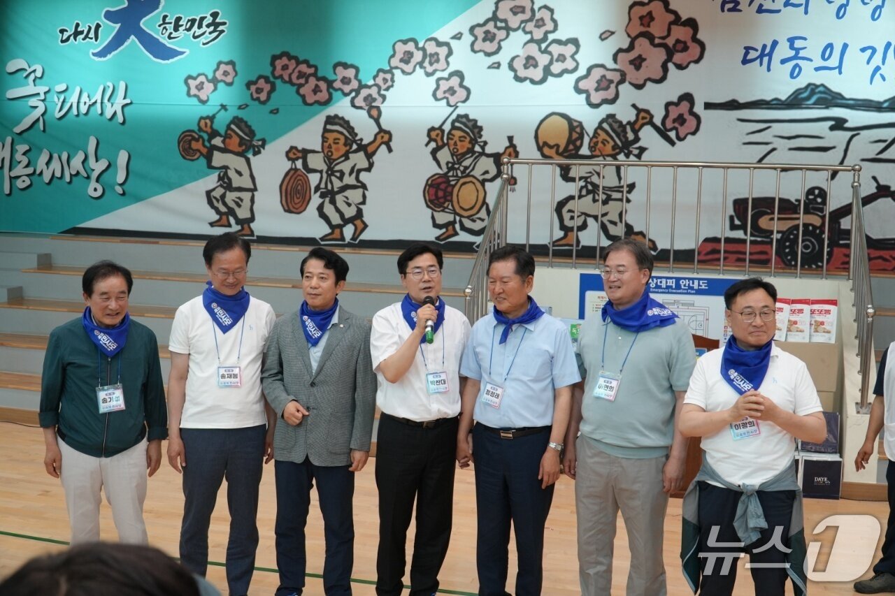 본문 이미지 - 2회 민주대동제에 참석한 의원들(충북민사모 제공. 재판매 및 DB금지)./뉴스1