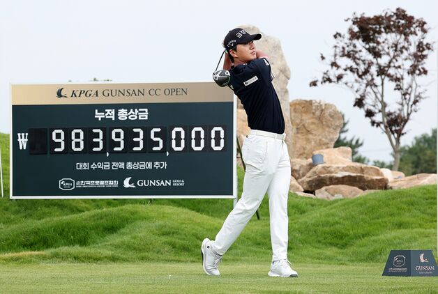 옥태훈, 2주 연속 우승 도전…KPGA 군산 CC오픈 3R 단독 선두 도약