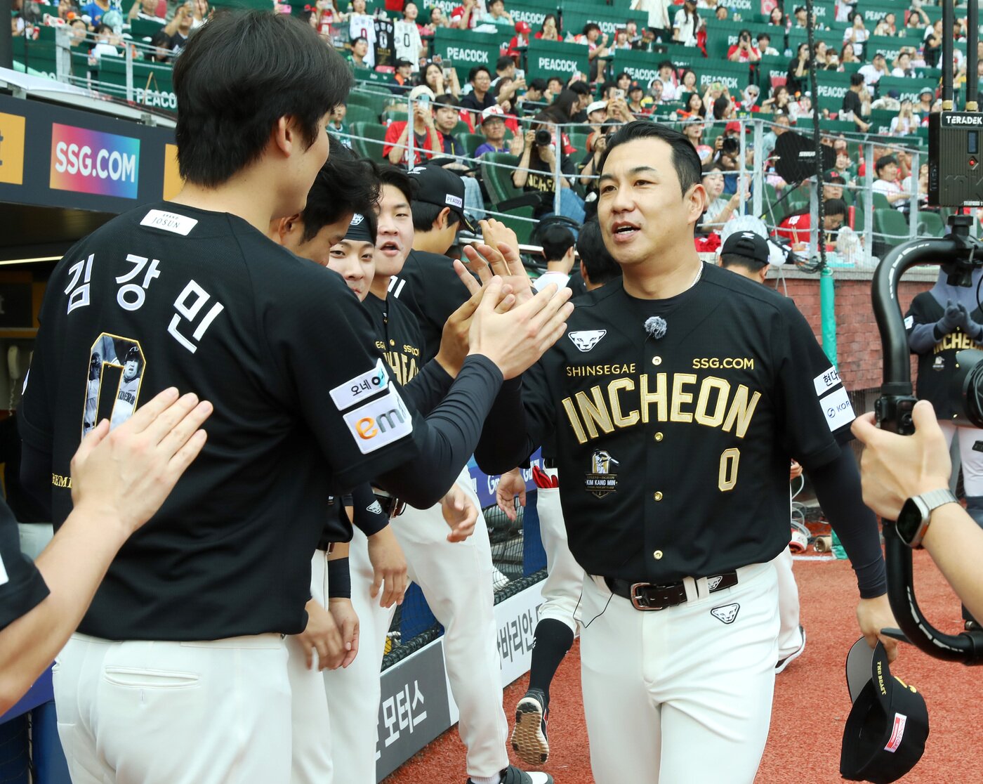본문 이미지 - 김강민이 SSG 선수들과 하이파이브를 하고 있다.&#40;SSG 랜더스 제공&#41;