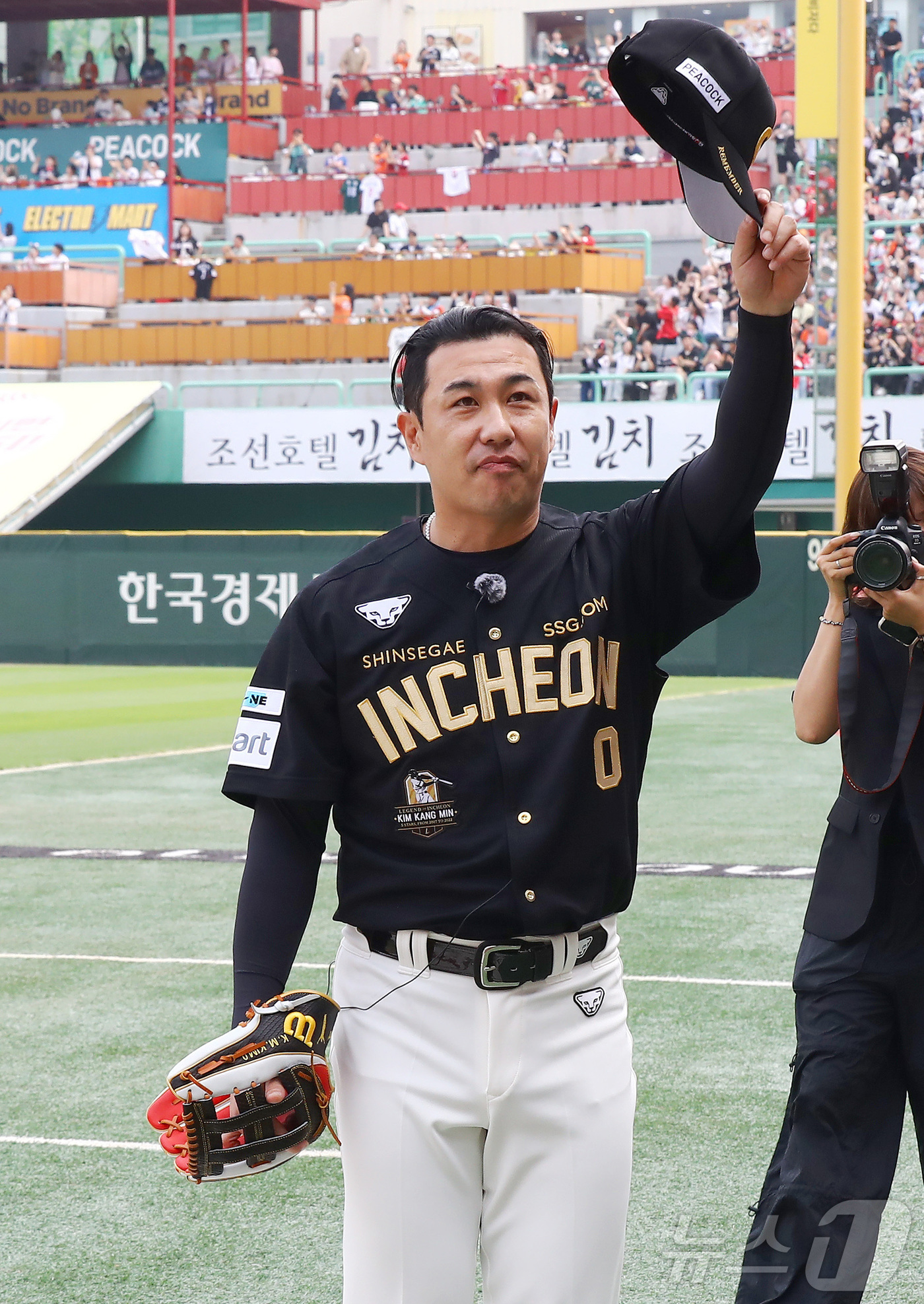 (서울=뉴스1) = 은퇴식을 치르는 김강민이 28일 인천 SSG랜더스필드에서 열린 2025 신한 SOL Bank KBO리그 SSG랜더스와 한화 이글스의 경기에서 관중석을 향해 인사 …
