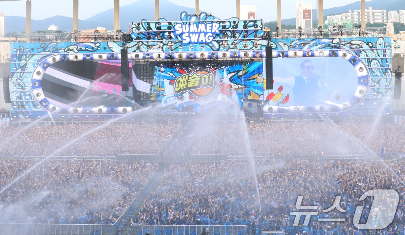 본문 이미지 - 가수 싸이가 28일 오후 인천 서구 인천아시아드 주경기장에서 가진 &#39;싸이 흠뻑쇼 SUMMER SWAG 2025 - 인천&#39;에서 화려한 무대를 선보이고 있다. 2025.6.28/뉴스1 ⓒ News1 권현진 기자