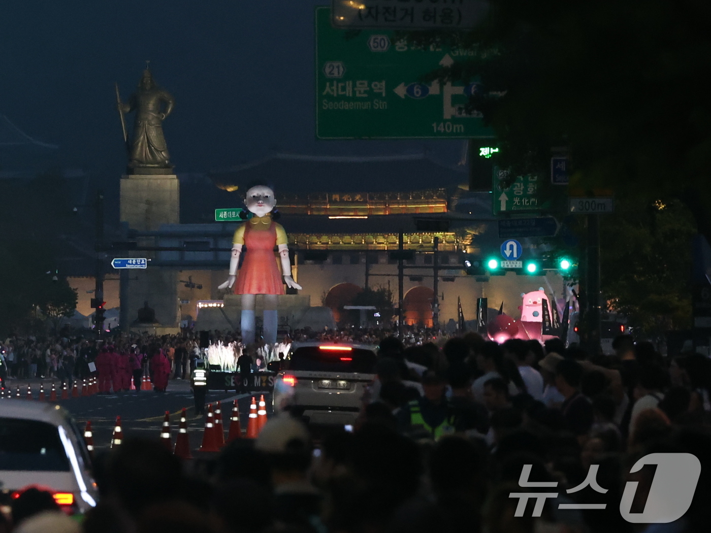 (서울=뉴스1) 황기선 기자 = 28일 오후 서울 광화문광장에서 서울광장까지 '오징어 게임 시즌3 글로벌 피날레 퍼레이드'가 진행되고 있다. 2025.6.28/뉴스1