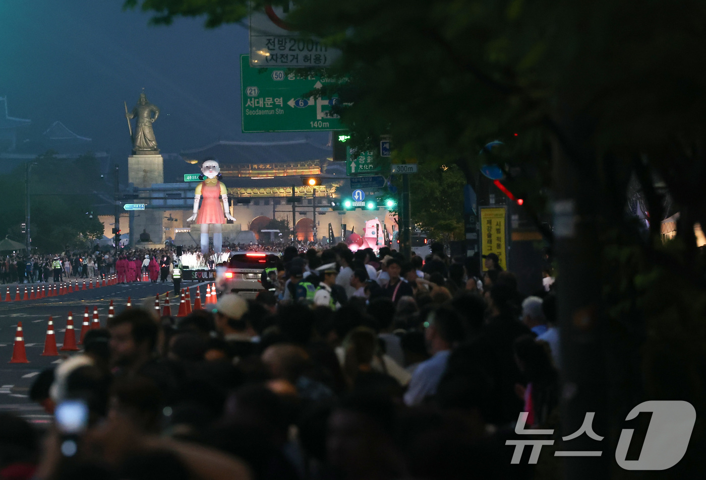 (서울=뉴스1) 황기선 기자 = 28일 오후 서울 광화문광장에서 서울광장까지 '오징어 게임 시즌3 글로벌 피날레 퍼레이드'가 진행되고 있다. 2025.6.28/뉴스1