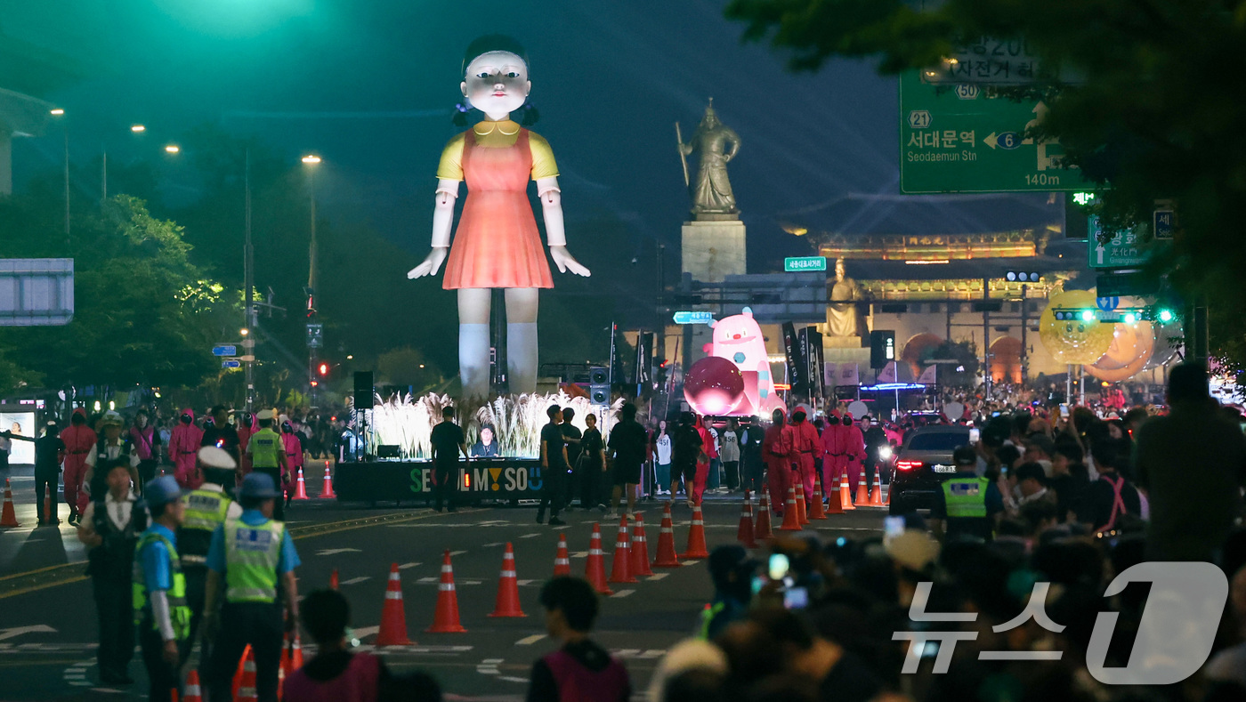(서울=뉴스1) 황기선 기자 = 28일 오후 서울 광화문광장에서 서울광장까지 '오징어 게임 시즌3 글로벌 피날레 퍼레이드'가 진행되고 있다. 2025.6.28/뉴스1