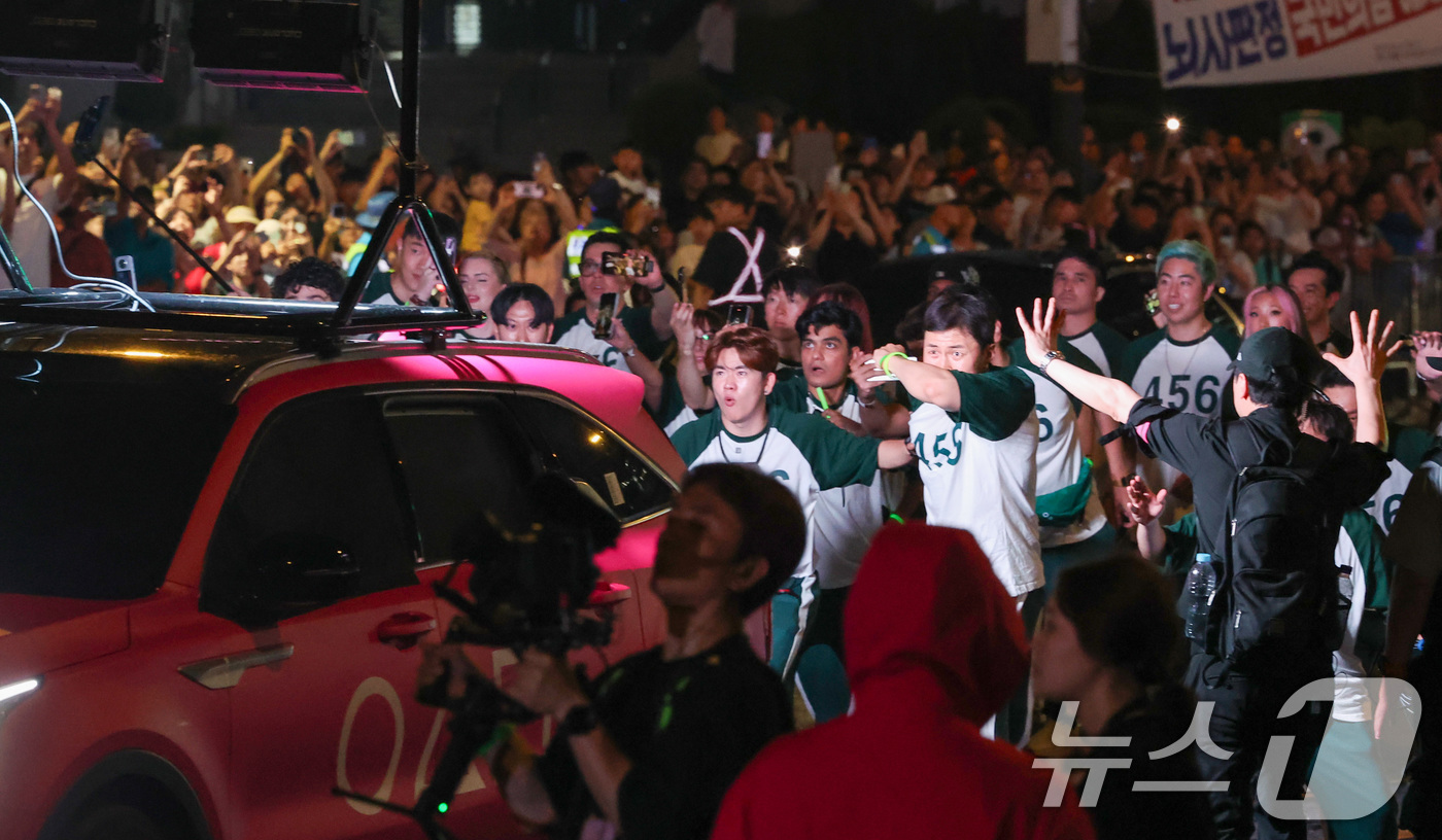 (서울=뉴스1) 황기선 기자 = 28일 오후 서울 광화문광장에서 서울광장까지 '오징어 게임 시즌3 글로벌 피날레 퍼레이드'가 진행되고 있다. 2025.6.28/뉴스1