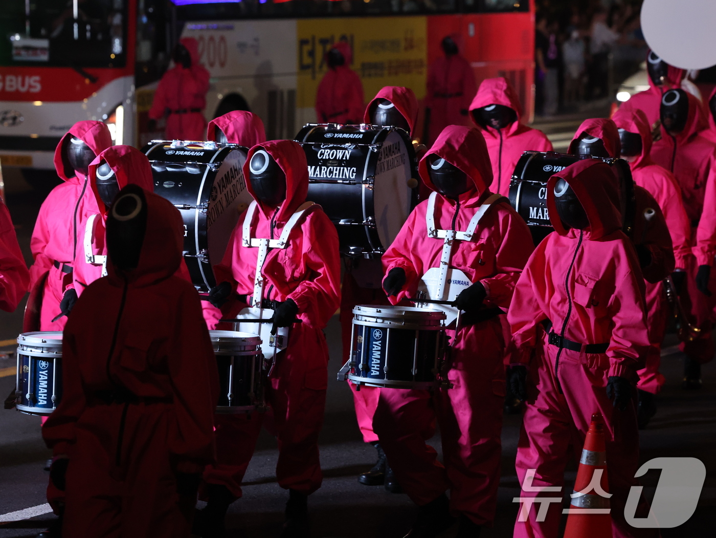 (서울=뉴스1) 황기선 기자 = 28일 오후 서울 광화문광장에서 서울광장까지 '오징어 게임 시즌3 글로벌 피날레 퍼레이드'가 진행되고 있다. 2025.6.28/뉴스1