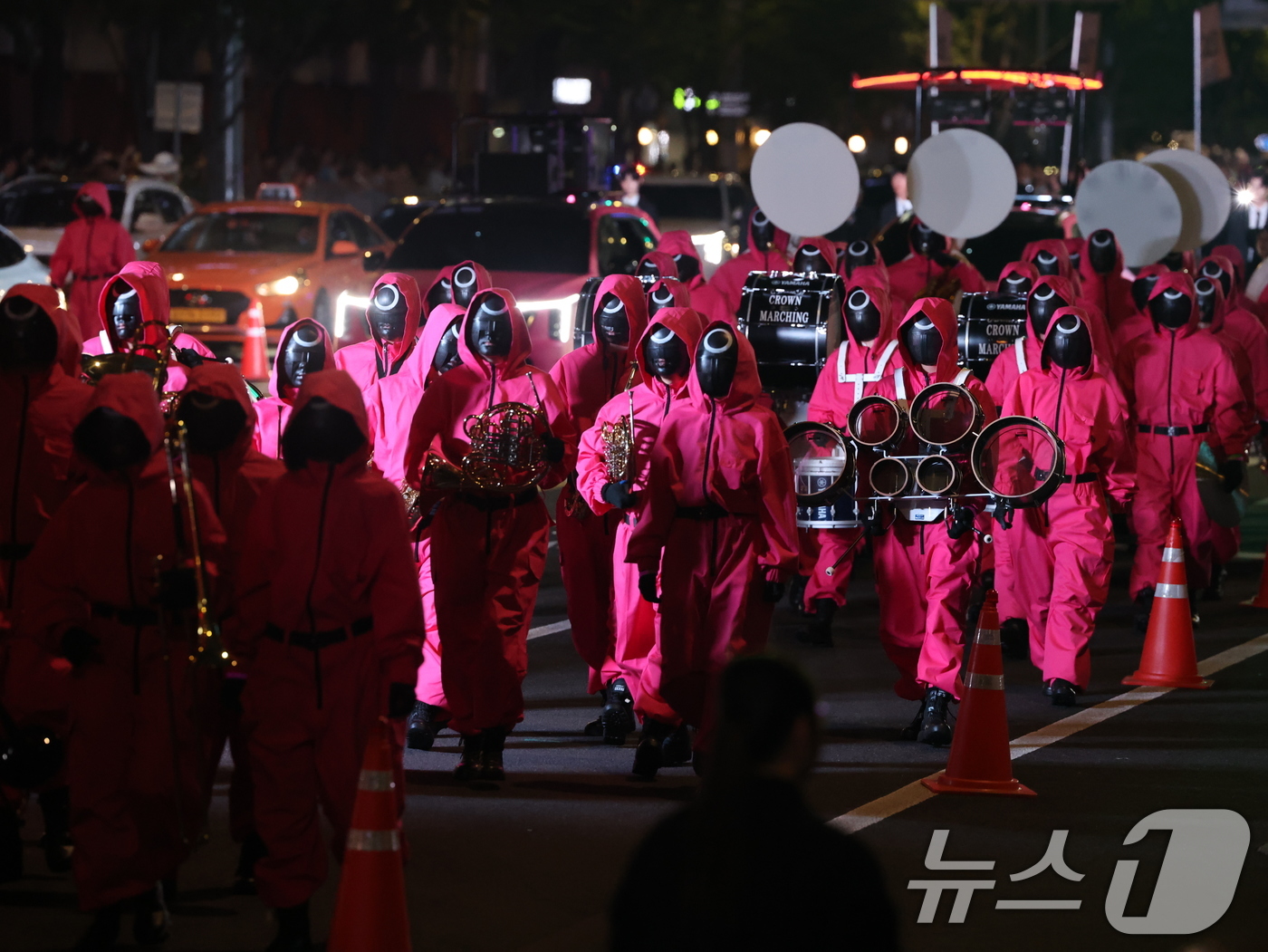 (서울=뉴스1) 황기선 기자 = 28일 오후 서울 광화문광장에서 서울광장까지 '오징어 게임 시즌3 글로벌 피날레 퍼레이드'가 진행되고 있다. 2025.6.28/뉴스1