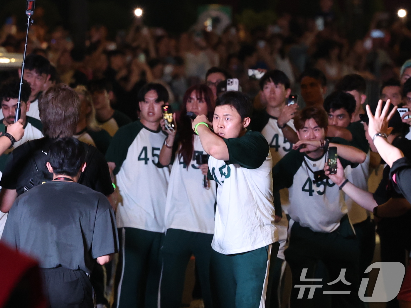 (서울=뉴스1) 황기선 기자 = 28일 오후 서울 중구 서울광장 인근에서 '오징어 게임 시즌3 글로벌 피날레 퍼레이드'가 진행되고 있다. 2025.6.28/뉴스1