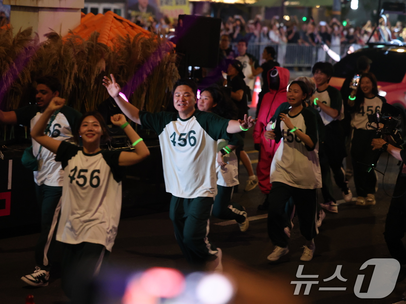 (서울=뉴스1) 황기선 기자 = 28일 오후 서울 광화문광장에서 서울광장까지 '오징어 게임 시즌3 글로벌 피날레 퍼레이드'가 진행되고 있다. 2025.6.28/뉴스1