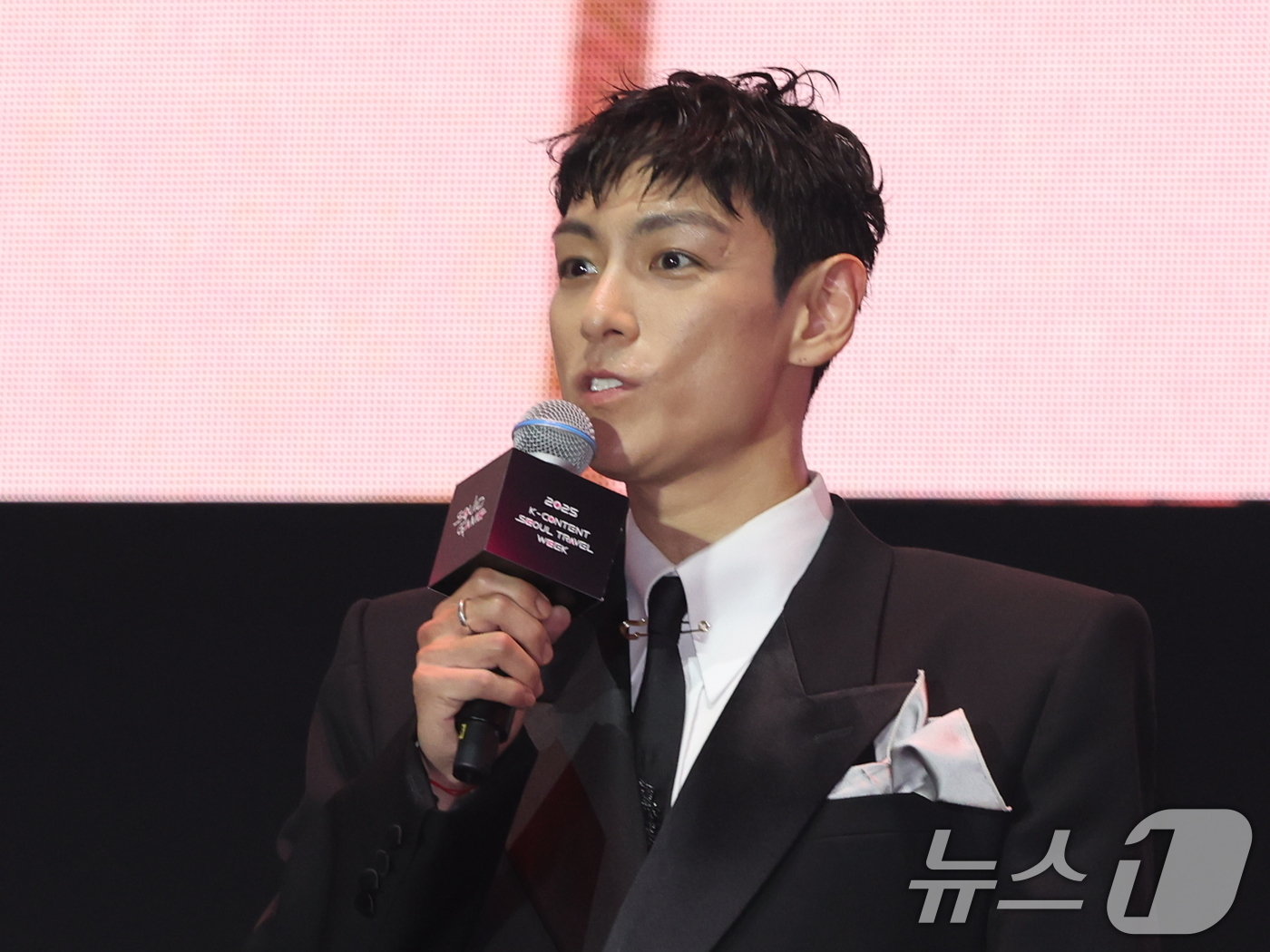 (서율=뉴스1) 황기선 기자 = 그룹 빅뱅 출신 배우 최승현(탑)이 28일 오후 서울광장에서 열린 오징어 게임 시즌3 글로벌 피날레 무대인사에서 발언을 하고 있다. 2025.6.2 …