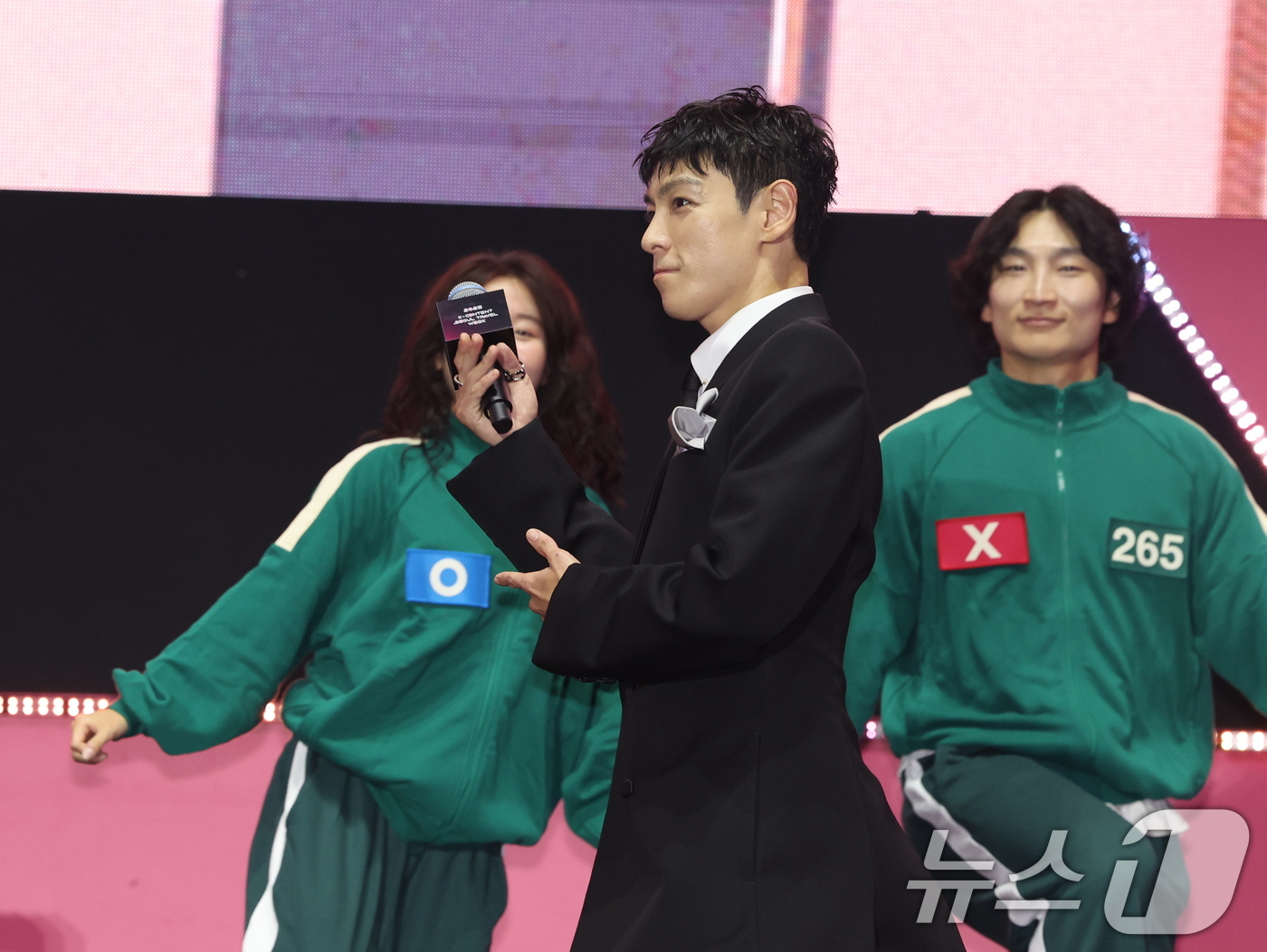 (서울=뉴스1) 황기선 기자 = 그룹 빅뱅 출신 배우 최승현(탑)이 28일 오후 서울광장에서 열린 오징어 게임 시즌3 글로벌 피날레 무대인사에서 춤을 추며 입장하고 있다. 2025 …