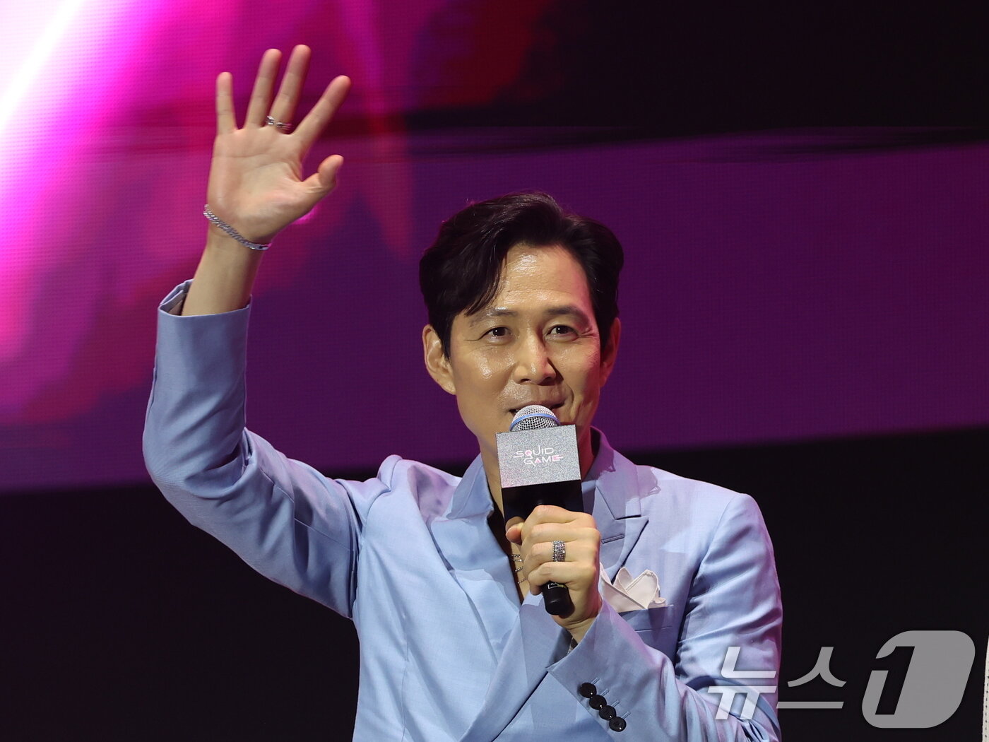 본문 이미지 - 배우 이정재가 28일 오후 서울광장에서 열린 오징어 게임 시즌3 글로벌 피날레 무대인사에서 발언을 하고 있다. 2025.6.28/뉴스1 ⓒ News1 황기선 기자