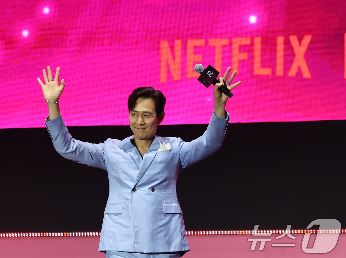 (서율=뉴스1) 황기선 기자 = 배우 이정재가 28일 오후 서울광장에서 열린 오징어 게임 시즌3 글로벌 피날레 무대인사에서 인사하고 있다. 2025.6.28/뉴스1