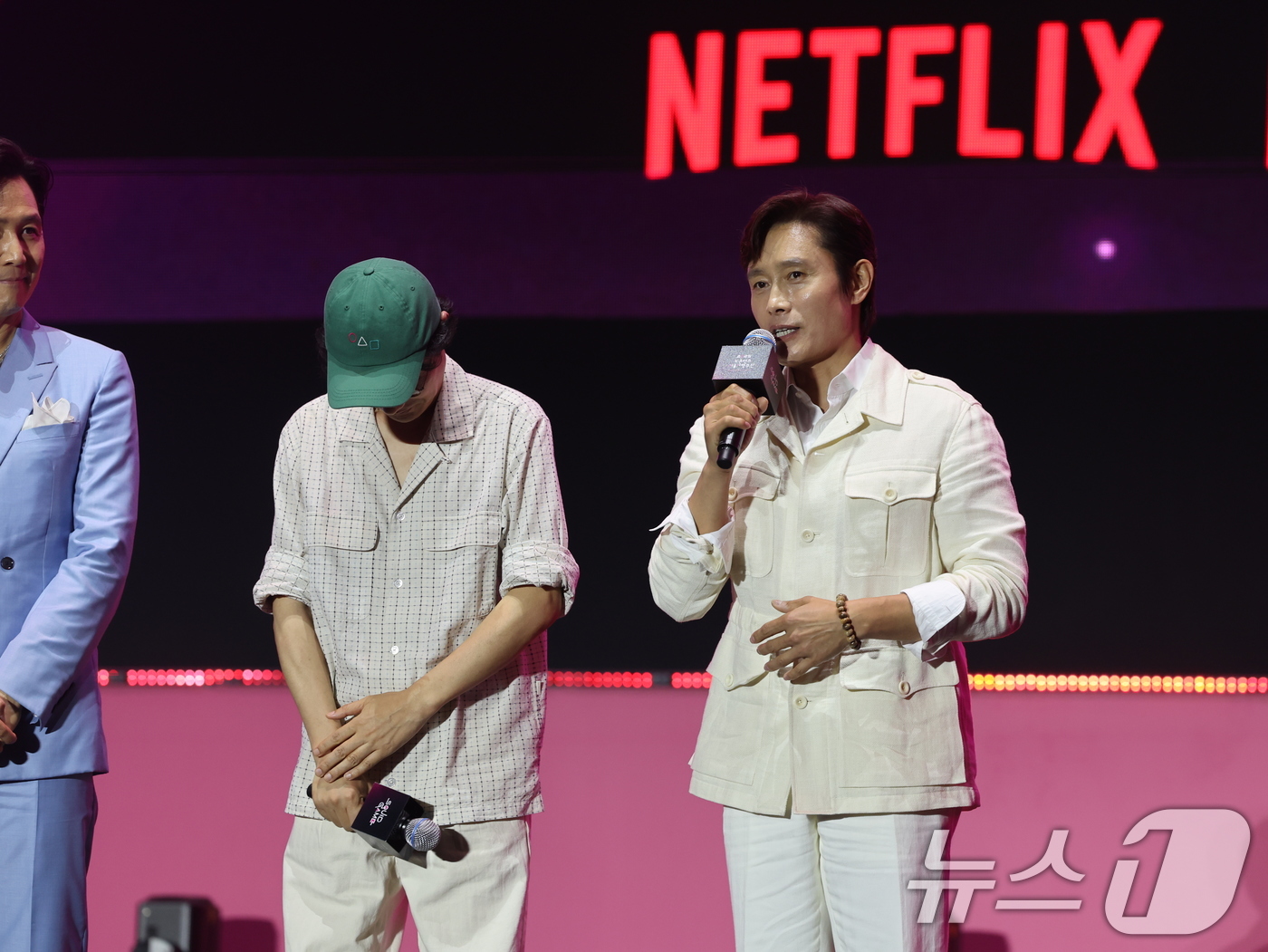 (서울=뉴스1) 황기선 기자 = 배우 이병헌이 28일 오후 서울광장에서 열린 오징어 게임 시즌3 글로벌 피날레 무대인사에서 발언을 하고 있다. 2025.6.28/뉴스1