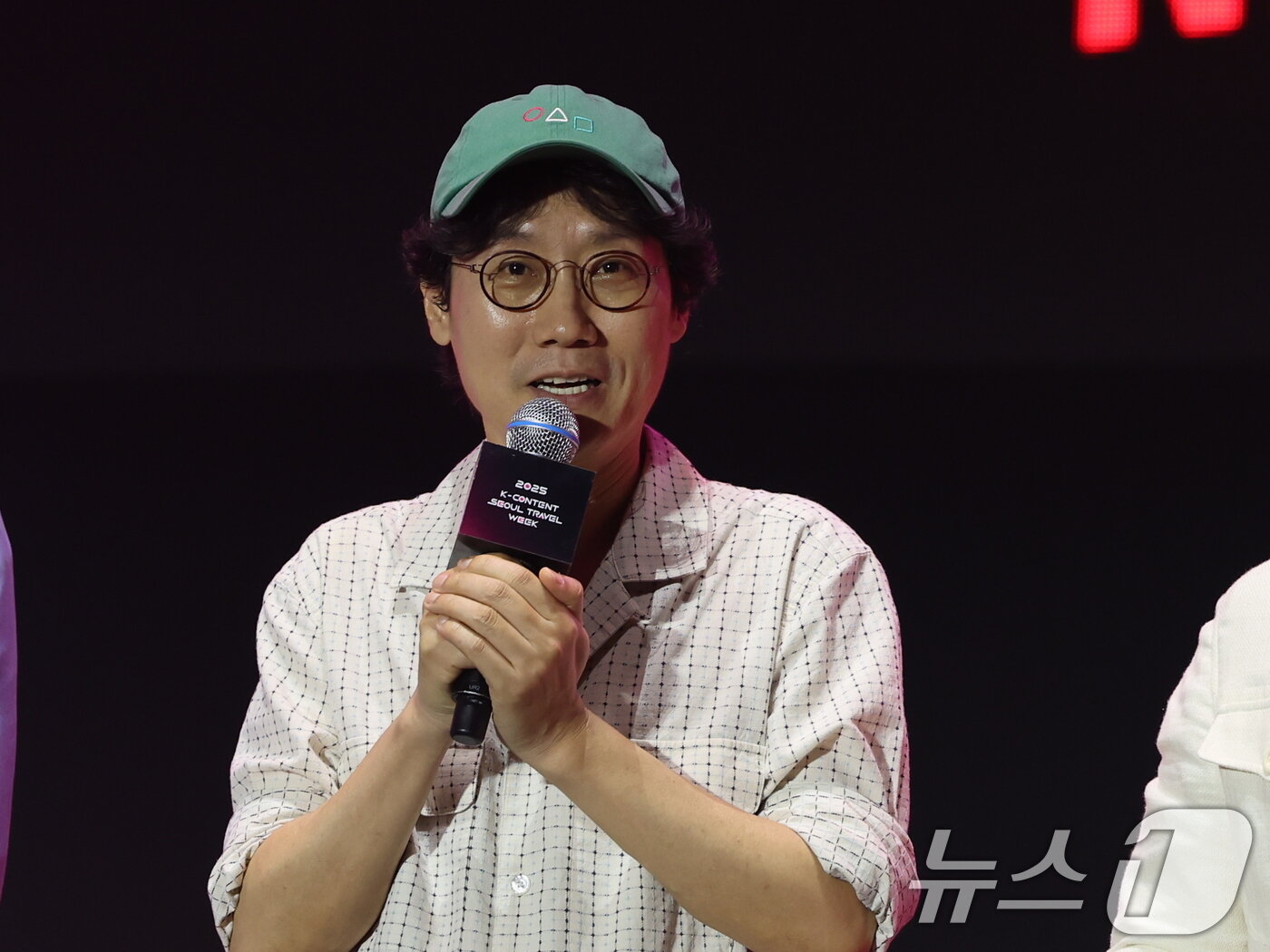 본문 이미지 - 황동혁 감독이 28일 오후 서울광장에서 열린 오징어 게임 시즌3 글로벌 피날레 무대인사에서 발언을 하고 있다. 2025.6.28/뉴스1 ⓒ News1 황기선 기자