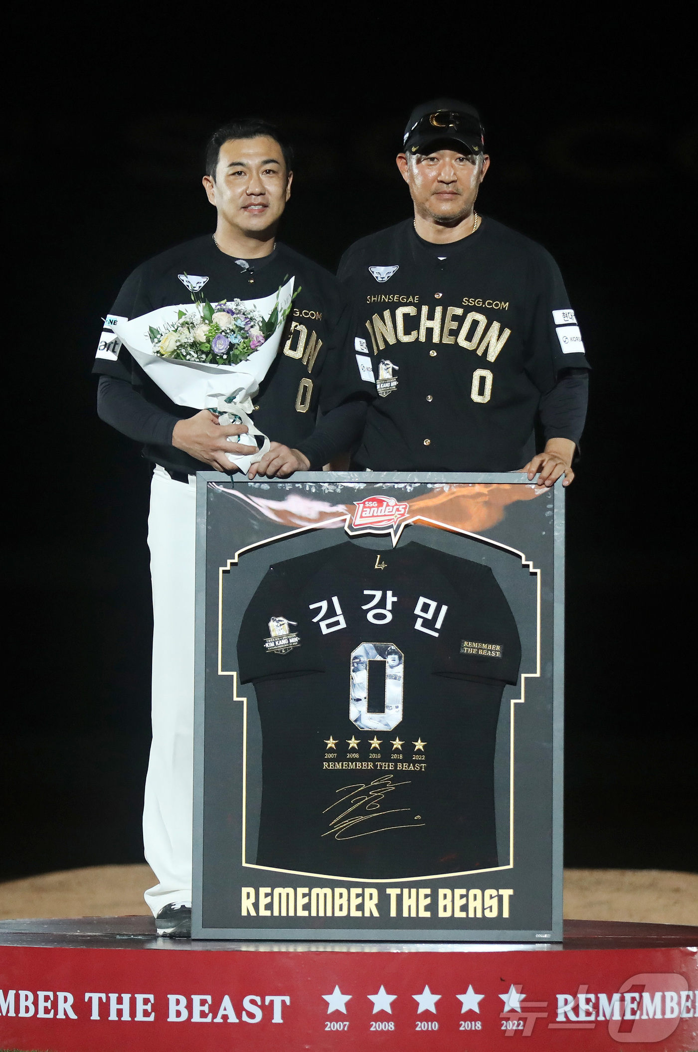 (서울=뉴스1) = 은퇴식을 치르는 김강민이 28일 인천 SSG랜더스필드에서 열린 2025 신한 SOL Bank KBO리그 SSG랜더스와 한화 이글스의 경기 종료 후 이숭용 감독과 …