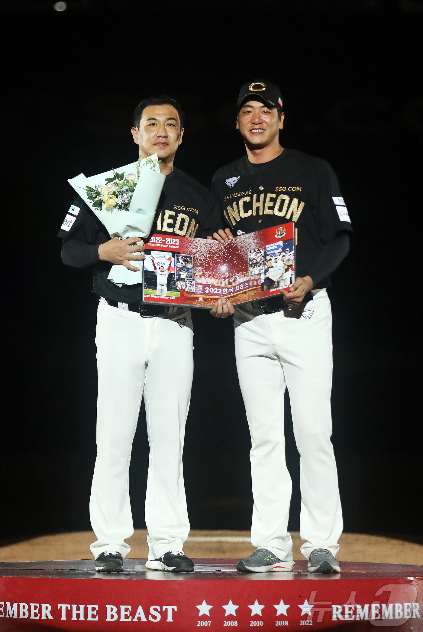 (서울=뉴스1) = 은퇴식을 치르는 김강민이 28일 인천 SSG랜더스필드에서 열린 2025 신한 SOL Bank KBO리그 SSG랜더스와 한화 이글스의 경기 종료 후 김광현과 기념 …