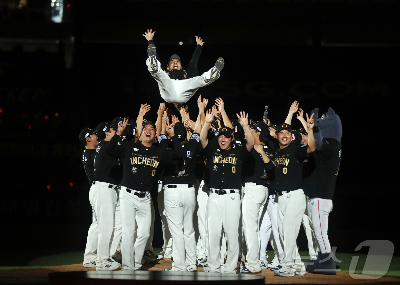 (서울=뉴스1) = 은퇴식을 치르는 김강민이 28일 인천 SSG랜더스필드에서 열린 2025 신한 SOL Bank KBO리그 SSG랜더스와 한화 이글스의 경기가 끝난 후 헹가래를 받 …