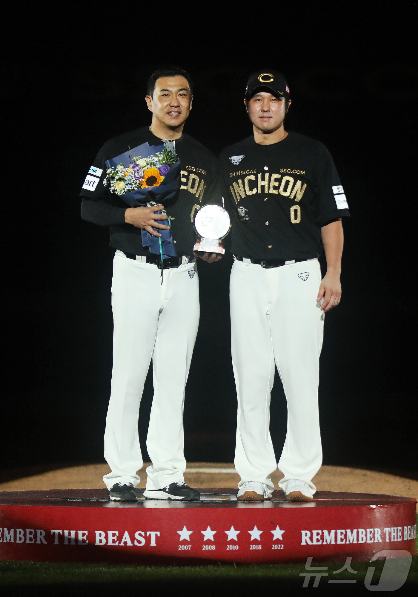 (서울=뉴스1) = 은퇴식을 치르는 김강민이 28일 인천 SSG랜더스필드에서 열린 2025 신한 SOL Bank KBO리그 SSG랜더스와 한화 이글스의 경기 종료 후 최정과 기념촬 …