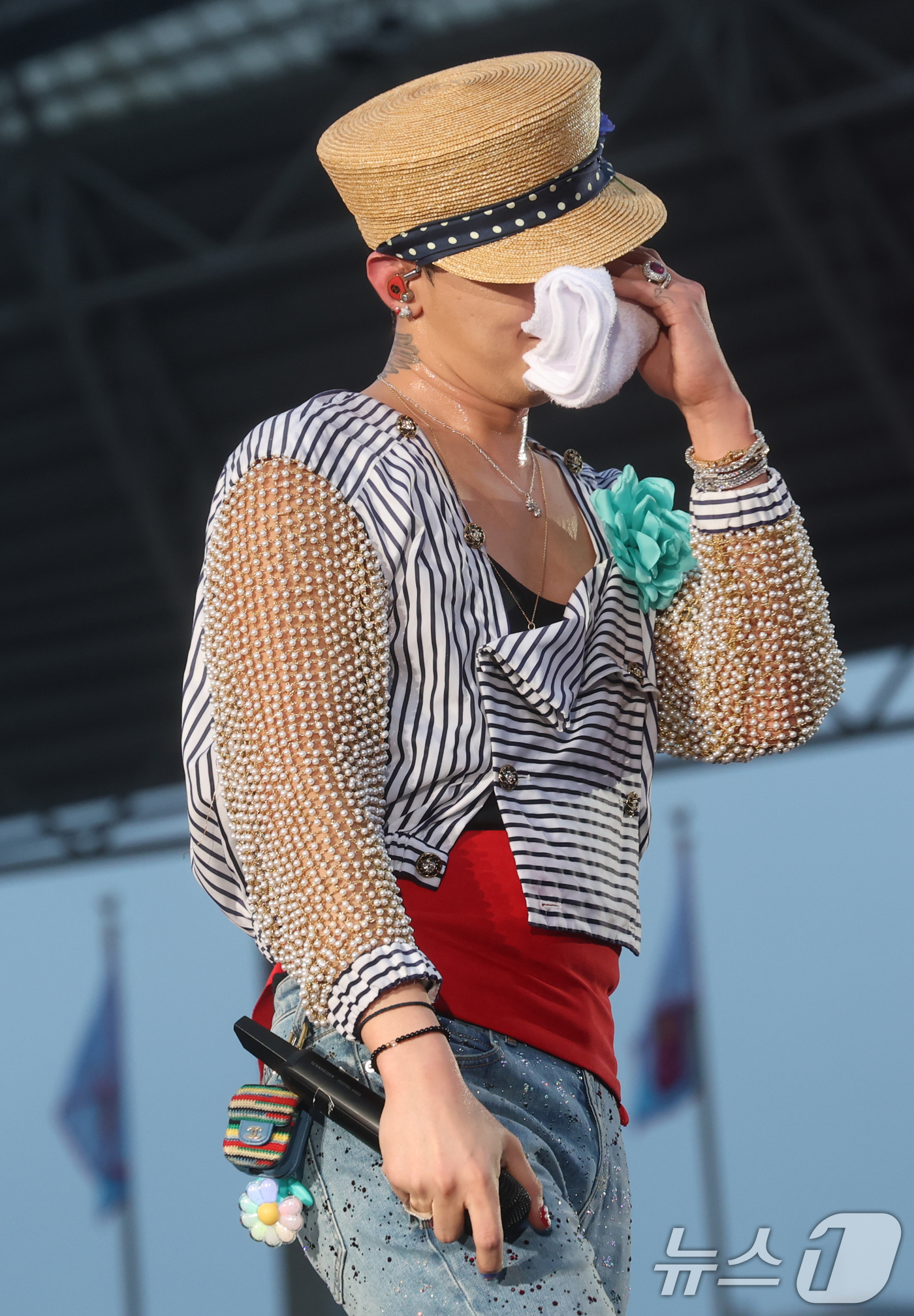 (인천=뉴스1) 권현진 기자 = 빅뱅 지드래곤이 28일 오후 인천 서구 인천아시아드 주경기장에서 열린 '싸이 흠뻑쇼 SUMMER SWAG 2025 - 인천'에 출연해 땀을 닦고 있 …