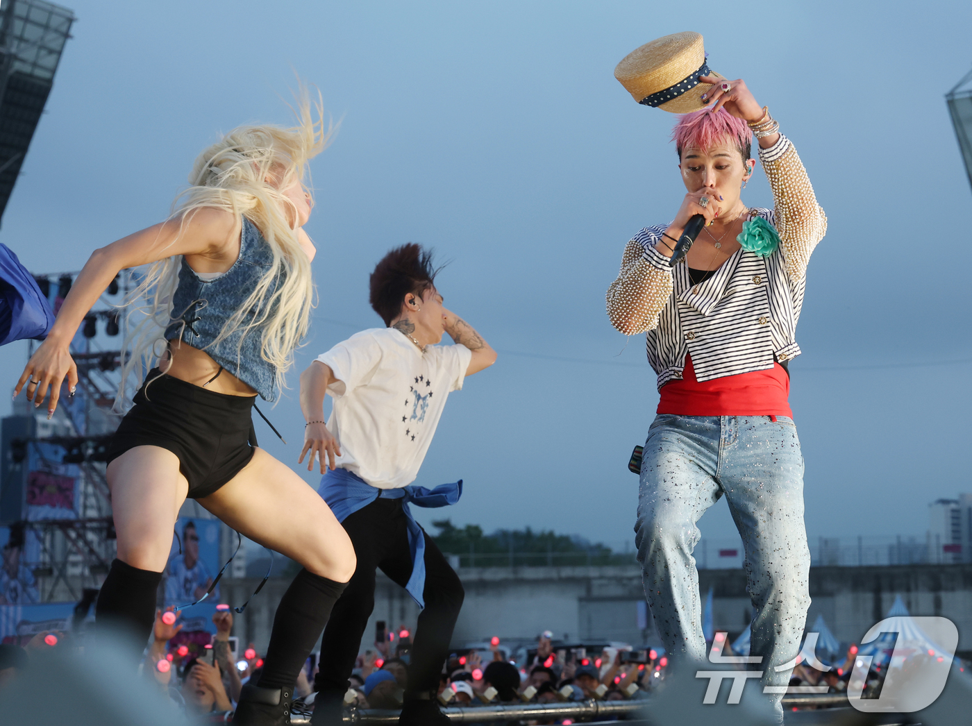 (인천=뉴스1) 권현진 기자 = 빅뱅 지드래곤이 28일 오후 인천 서구 인천아시아드 주경기장에서 열린 '싸이 흠뻑쇼 SUMMER SWAG 2025 - 인천'에 깜짝 게스트로 등장해 …