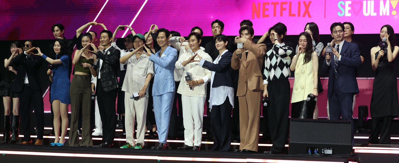 본문 이미지 - 황동혁 감독이 28일 오후 서울광장에서 열린 오징어 게임 시즌3 글로벌 피날레 무대인사에서 출연배우들과 포즈를 취하고 있다. 2025.6.28/뉴스1 ⓒ News1 황기선 기자