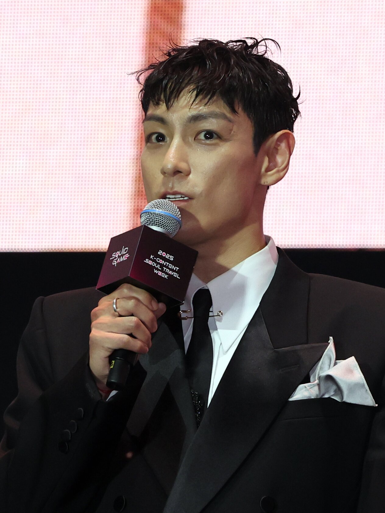 본문 이미지 - 그룹 빅뱅 출신 배우 탑&#40;최승현&#41;이 28일 오후 서울광장에서 열린 오징어 게임 시즌3 글로벌 피날레 무대인사에서 발언을 하고 있다. 2025.6.28/뉴스1 ⓒ News1 황기선 기자
