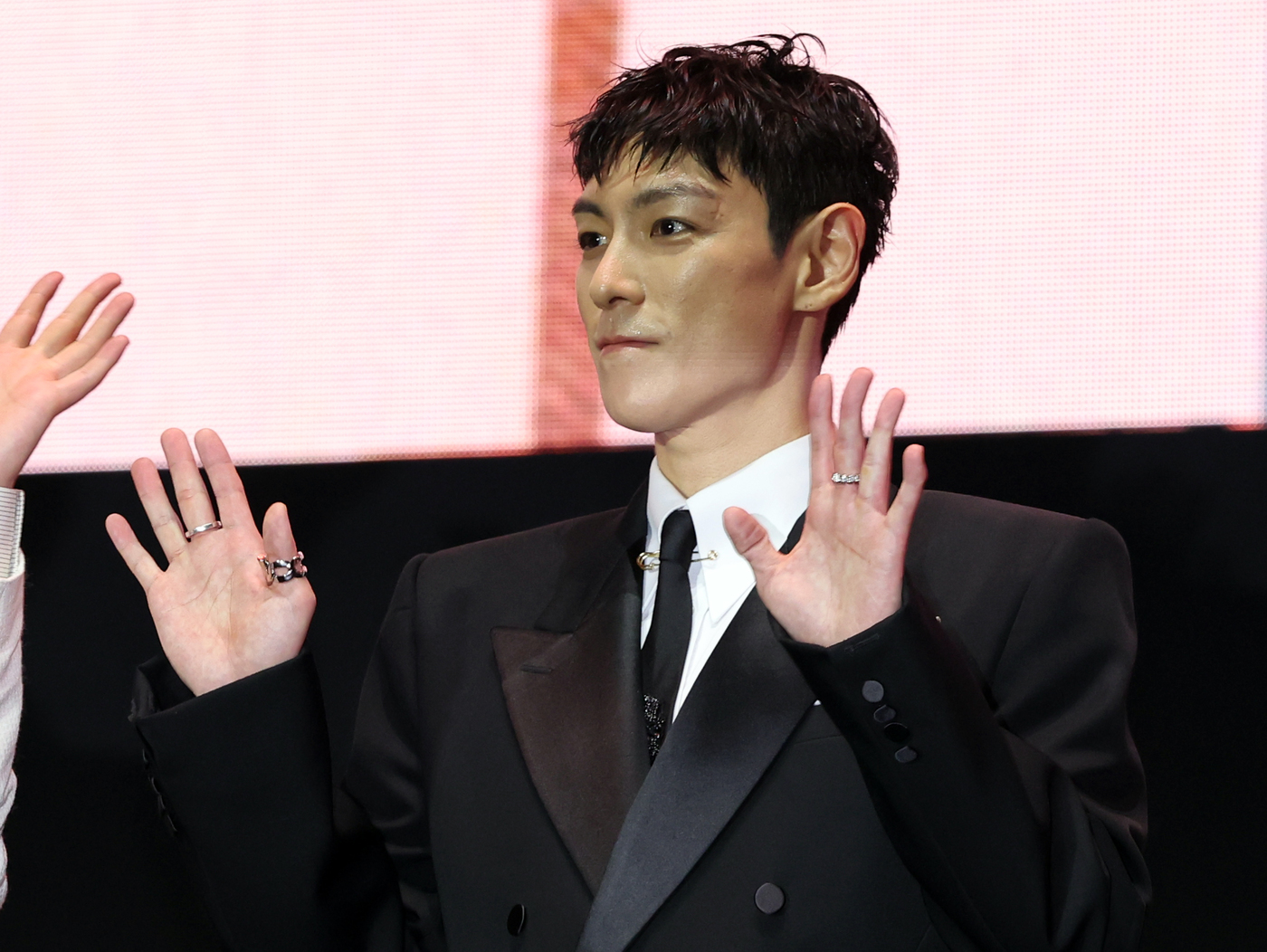 (서울=뉴스1) 황기선 기자 = 그룹 빅뱅 출신 배우 최승현(탑)이 28일 오후 서울광장에서 열린 오징어 게임 시즌3 글로벌 피날레 무대인사에서 손인사를 하고 있다. 2025.6. …