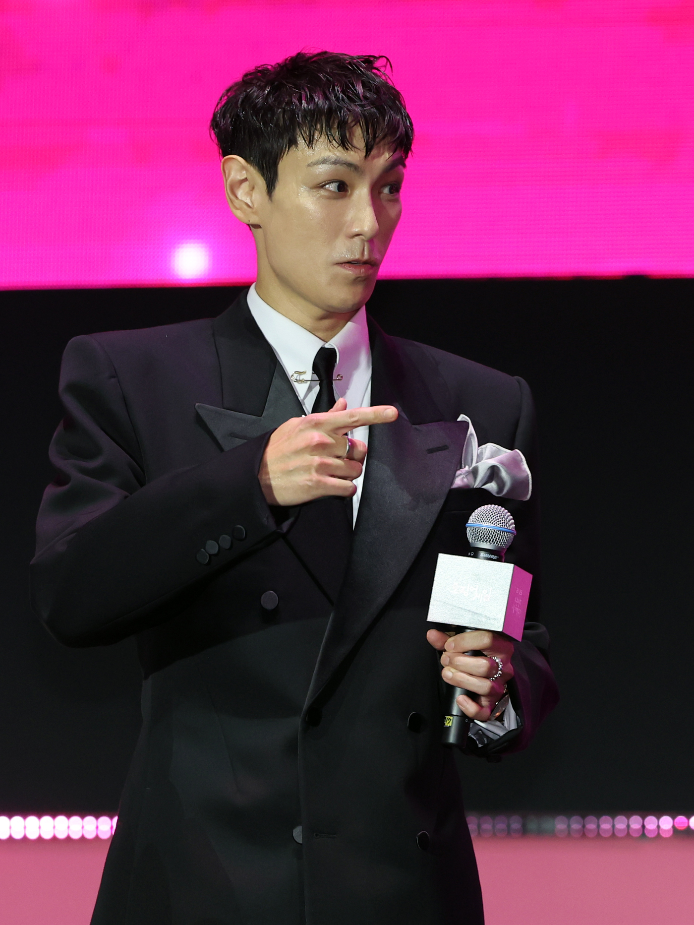 (서울=뉴스1) 황기선 기자 = 그룹 빅뱅 출신 배우 최승현(탑)이 28일 오후 서울광장에서 열린 오징어 게임 시즌3 글로벌 피날레 무대인사에서 퇴장하고 있다. 2025.6.28/ …