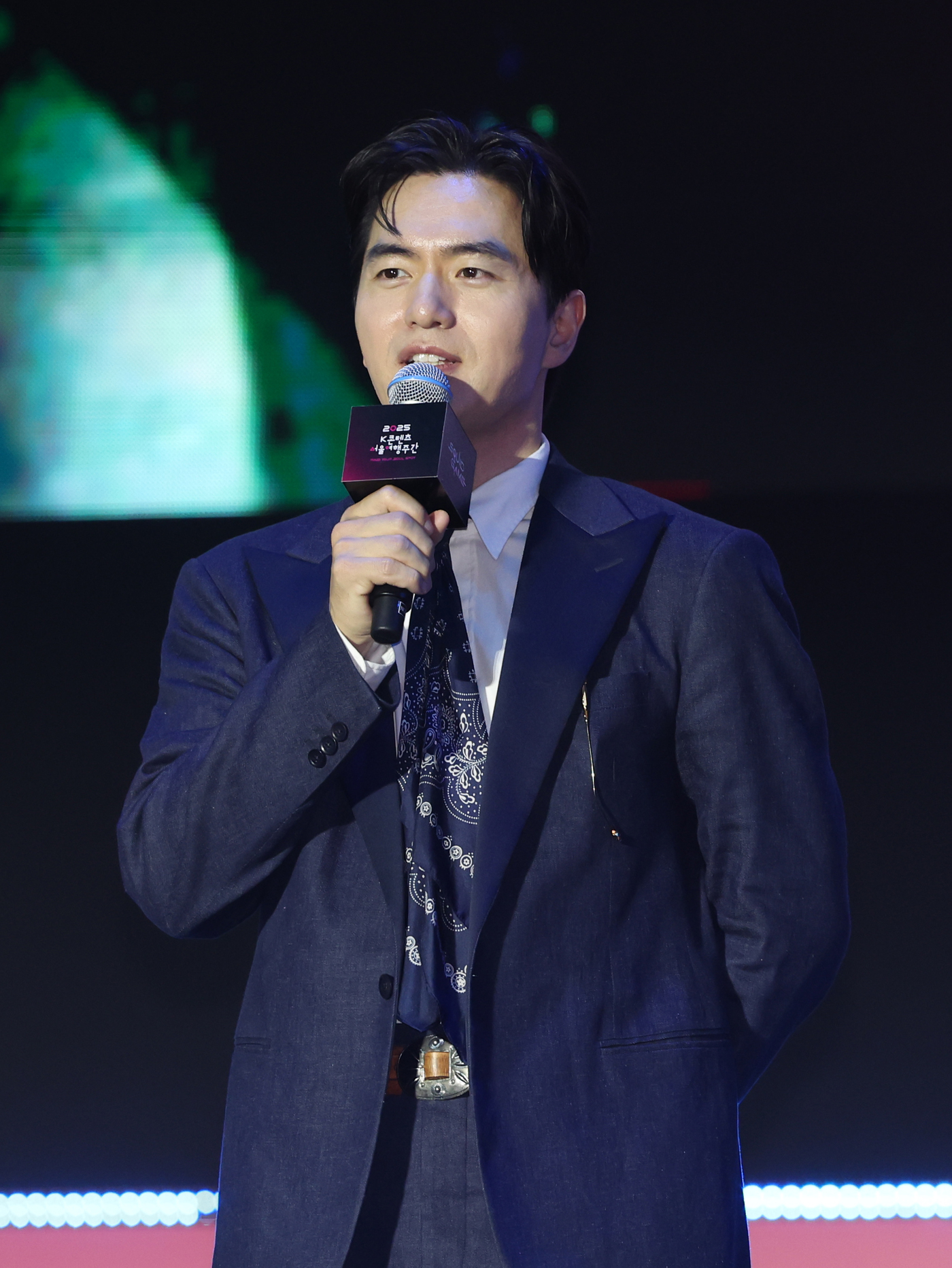 (서울=뉴스1) 황기선 기자 = 배우 이진욱이 28일 오후 서울광장에서 열린 오징어 게임 시즌3 글로벌 피날레 무대인사에서 발언을 하고 있다. 2025.6.28/뉴스1