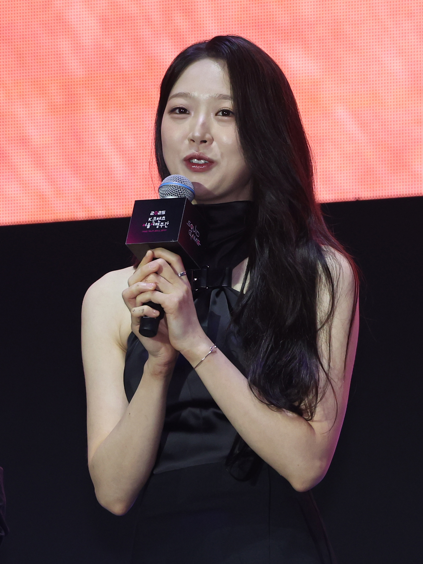 (서울=뉴스1) 황기선 기자 = 배우 김시은이 28일 오후 서울광장에서 열린 오징어게임 시즌3 글로벌 피날레 무대인사에서 발언을 하고 있다. 2025.6.28/뉴스1