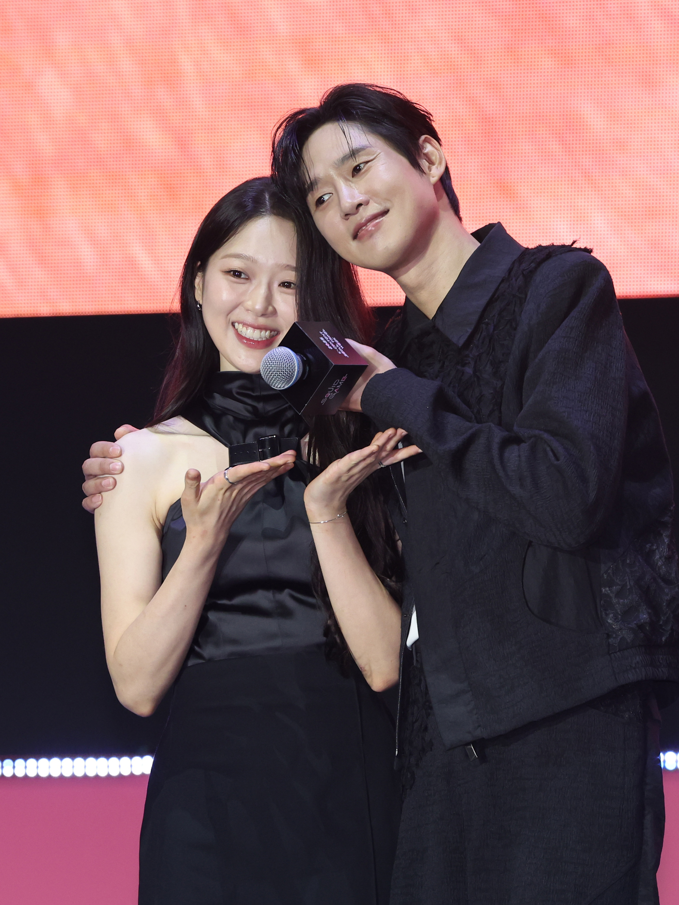 (서울=뉴스1) 황기선 기자 = 배우 김시은(왼쪽)과 박성훈이 28일 오후 서울광장에서 열린 오징어게임 시즌3 글로벌 피날레 무대인사에서 포즈를 취하고 있다. 2025.6.28/뉴 …