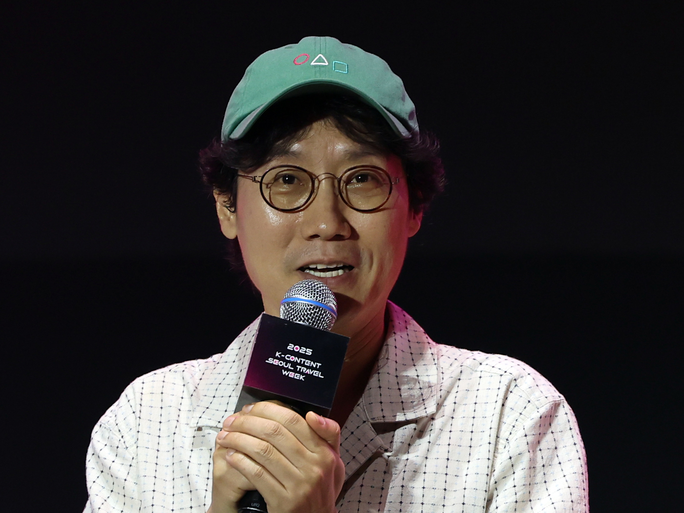 (서울=뉴스1) 황기선 기자 = 황동혁 감독이 28일 오후 서울광장에서 열린 오징어 게임 시즌3 글로벌 피날레 무대인사에서 발언을 하고 있다. 2025.6.28/뉴스1