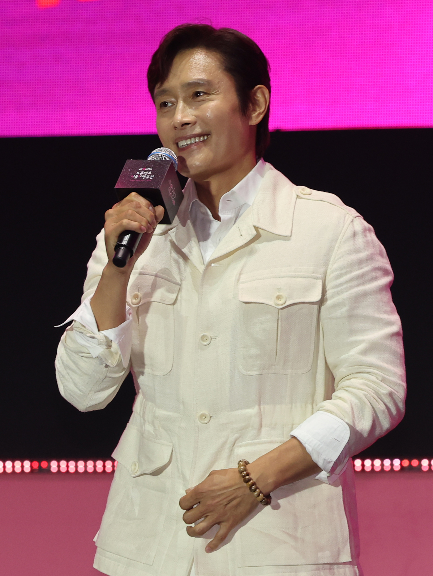 (서울=뉴스1) 황기선 기자 = 배우 이병헌이 28일 오후 서울광장에서 열린 오징어게임 시즌3 글로벌 피날레 무대인사에서 발언을 하고 있다. 2025.6.28/뉴스1