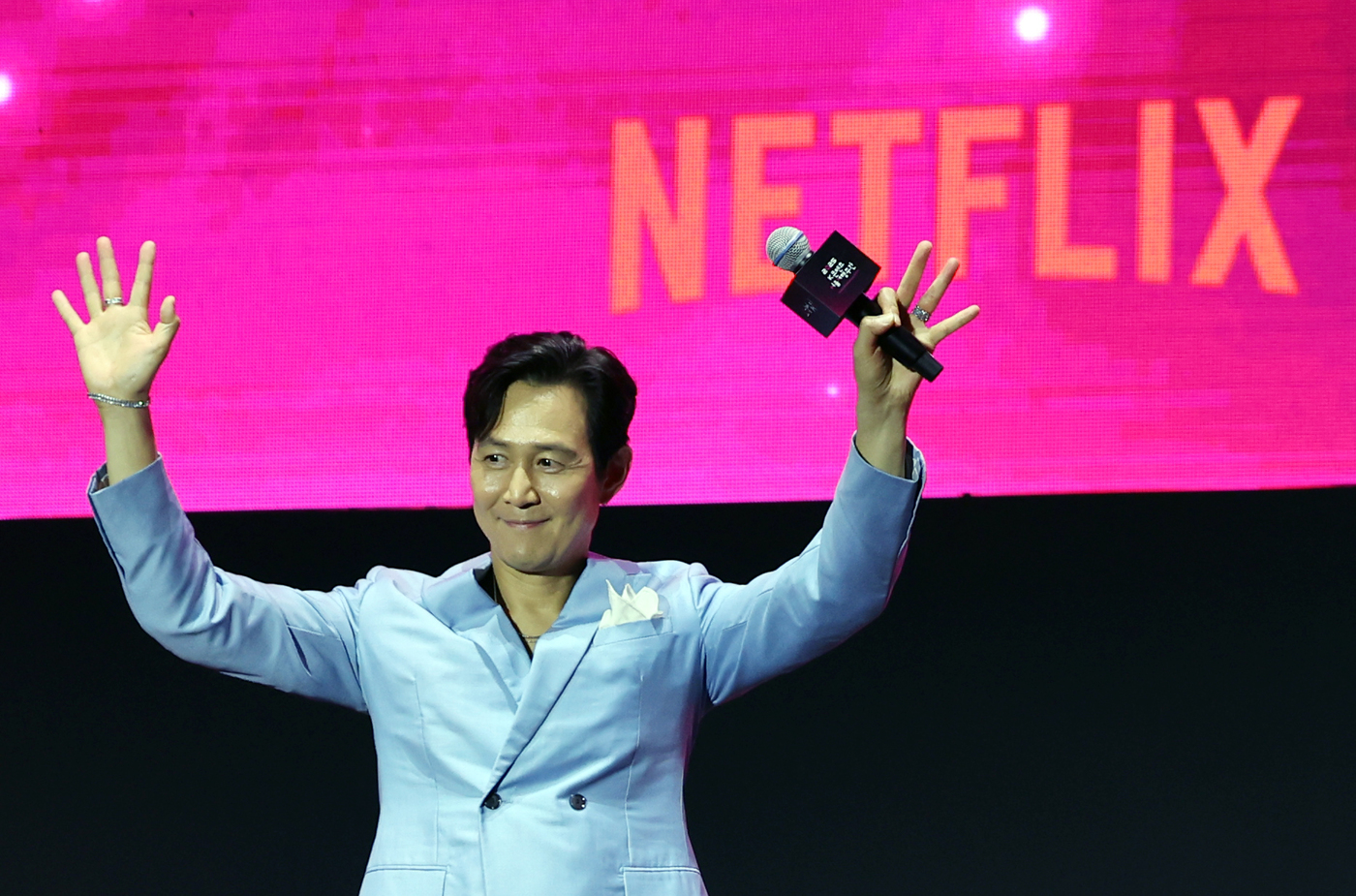 (서울=뉴스1) 황기선 기자 = 배우 이정재가 28일 오후 서울광장에서 열린 오징어게임 시즌3 글로벌 피날레 무대인사에서 인사를 하고 있다. 2025.6.28/뉴스1