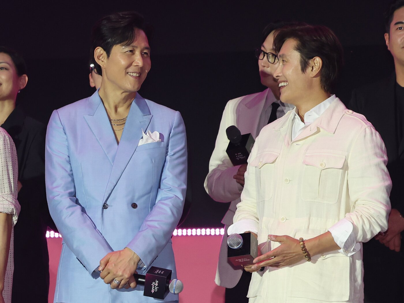 본문 이미지 - 배우 이정재&#40;왼쪽&#41;과 이병헌이 28일 오후 서울광장에서 열린 오징어게임 시즌3 글로벌 피날레 무대인사에서 대화를 나누고 있다. 2025.6.28/뉴스1 ⓒ News1 황기선 기자