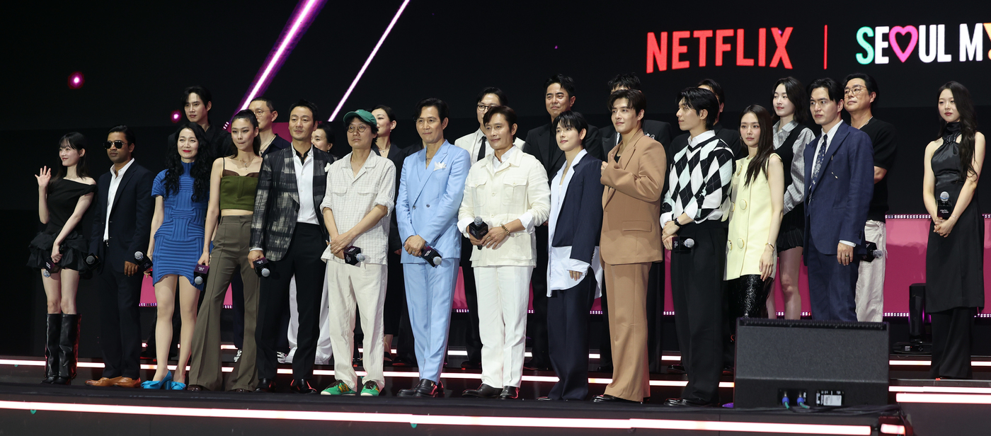 (서울=뉴스1) 황기선 기자 = 황동혁 감독이 28일 오후 서울광장에서 열린 오징어 게임 시즌3 글로벌 피날레 무대인사에서 출연배우들과 포즈를 취하고 있다.  2025.6.28/뉴 …