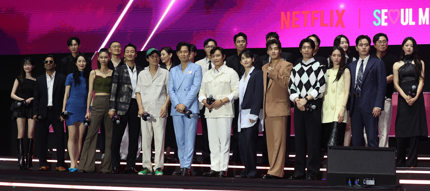 (서울=뉴스1) 황기선 기자 = 황동혁 감독이 28일 오후 서울광장에서 열린 오징어 게임 시즌3 글로벌 피날레 무대인사에서 출연배우들과 포즈를 취하고 있다.  2025.6.28/뉴 …