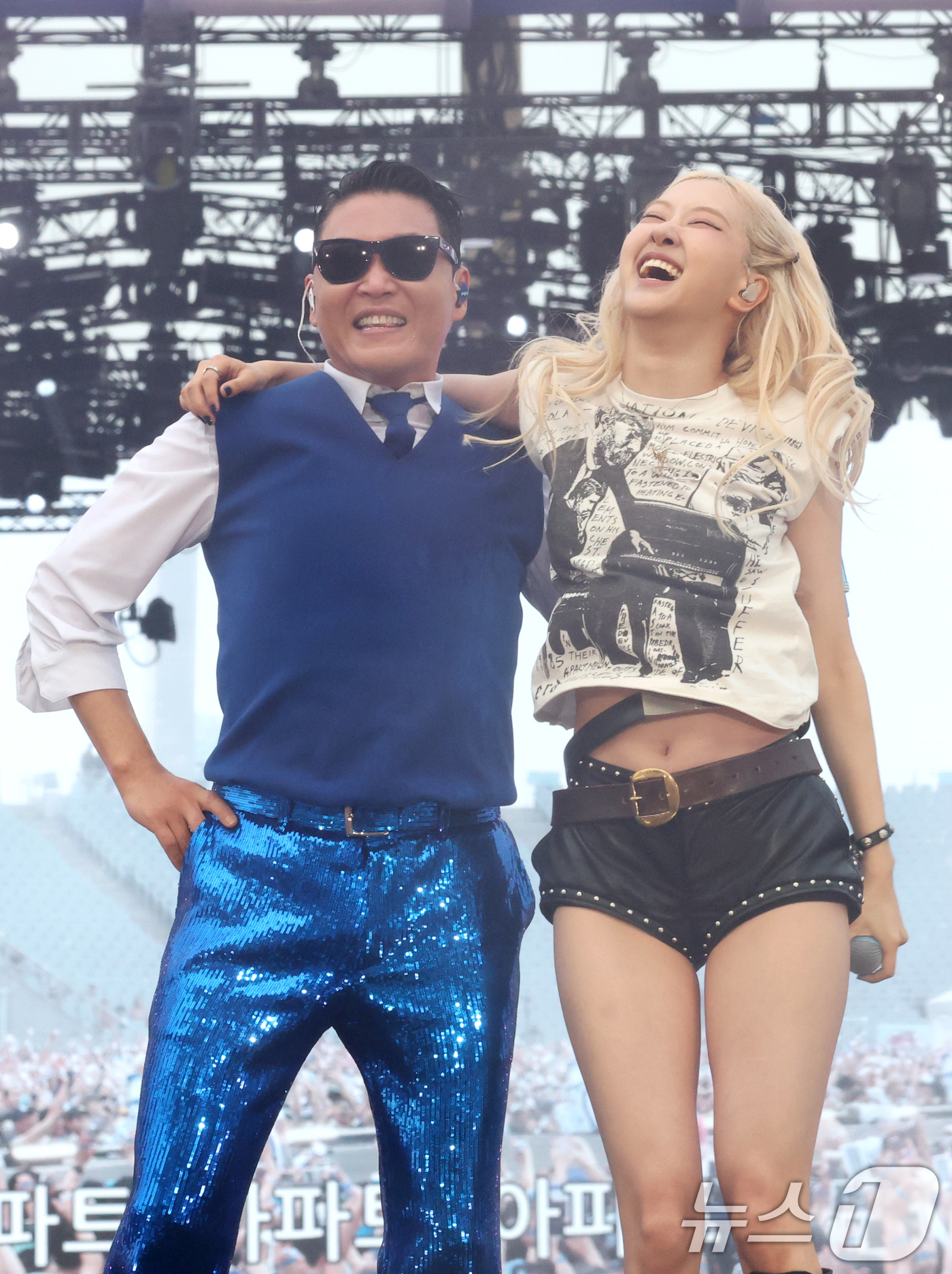 (인천=뉴스1) 권현진 기자 = 가수 싸이와 블랙핑크 로제(오른쪽)가 28일 오후 인천 서구 인천아시아드 주경기장에서 열린 '싸이 흠뻑쇼 SUMMER SWAG 2025 - 인천'에 …