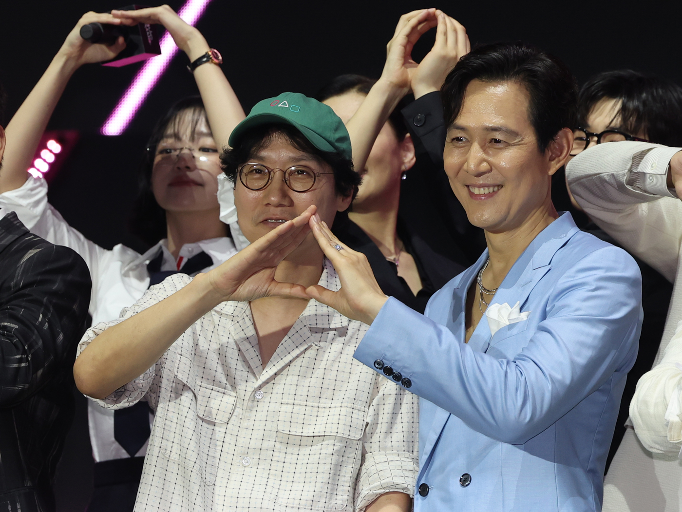 (서울=뉴스1) 황기선 기자 = 황동혁 감독(왼쪽)과 배우 이정재가 28일 오후 서울광장에서 열린 오징어 게임 시즌3 글로벌 피날레 무대인사에서 포즈를 취하고 있다.  2025.6 …