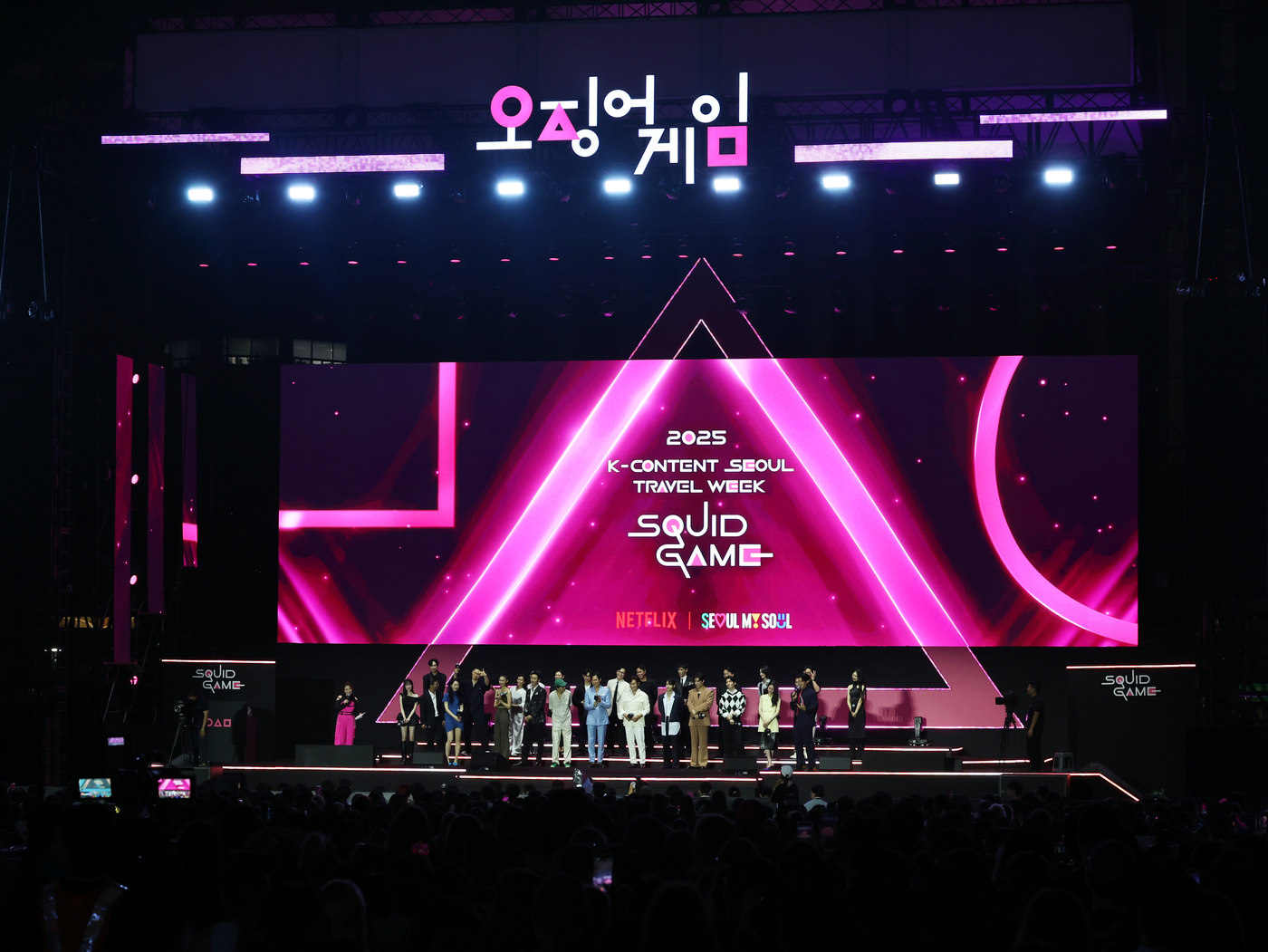 (서울=뉴스1) 황기선 기자 = 황동혁 감독이 28일 오후 서울광장에서 열린 오징어 게임 시즌3 글로벌 피날레 무대인사에서 출연배우들과 포즈를 취하고 있다.  2025.6.28/뉴 …