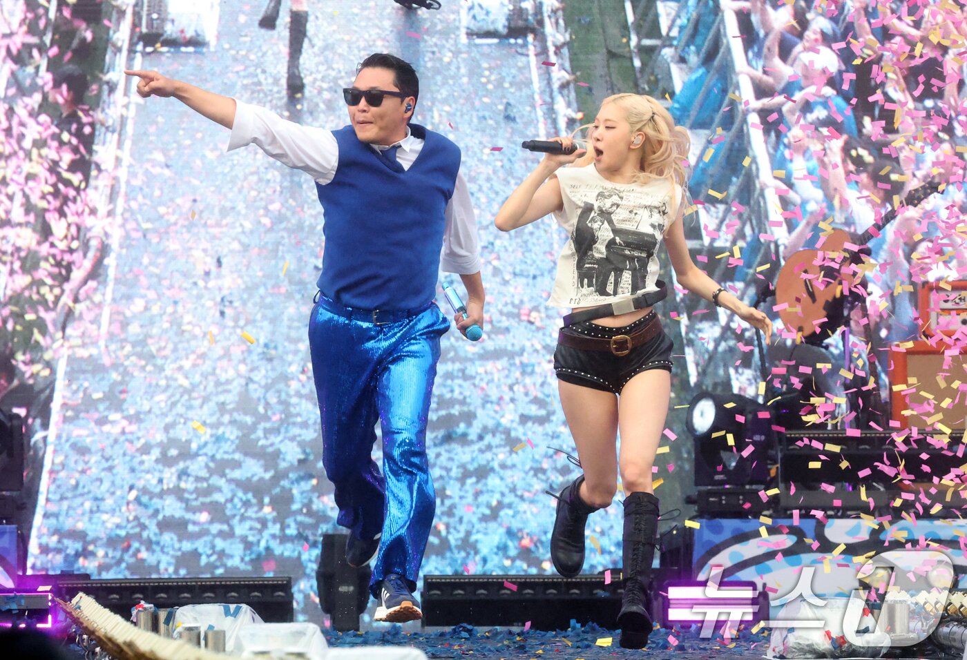 본문 이미지 - 가수 싸이와 블랙핑크 로제&#40;오른쪽&#41;가 28일 오후 인천 서구 인천아시아드 주경기장에서 열린 &#39;싸이 흠뻑쇼 SUMMER SWAG 2025 - 인천&#39;에 특별 게스트로 출연해 화려한 무대를 선보이고 있다. 2025.6.28/뉴스1 ⓒ News1 권현진 기자