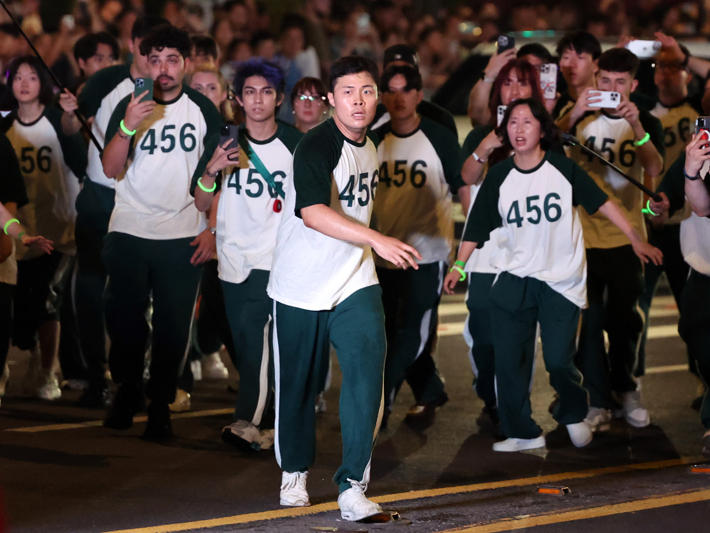 (서울=뉴스1) 황기선 기자 = 28일 오후 서울 광화문광장에서 서울광장까지 '오징어 게임 시즌3 글로벌 피날레 퍼레이드'가 진행되고 있다. 2025.6.28/뉴스1